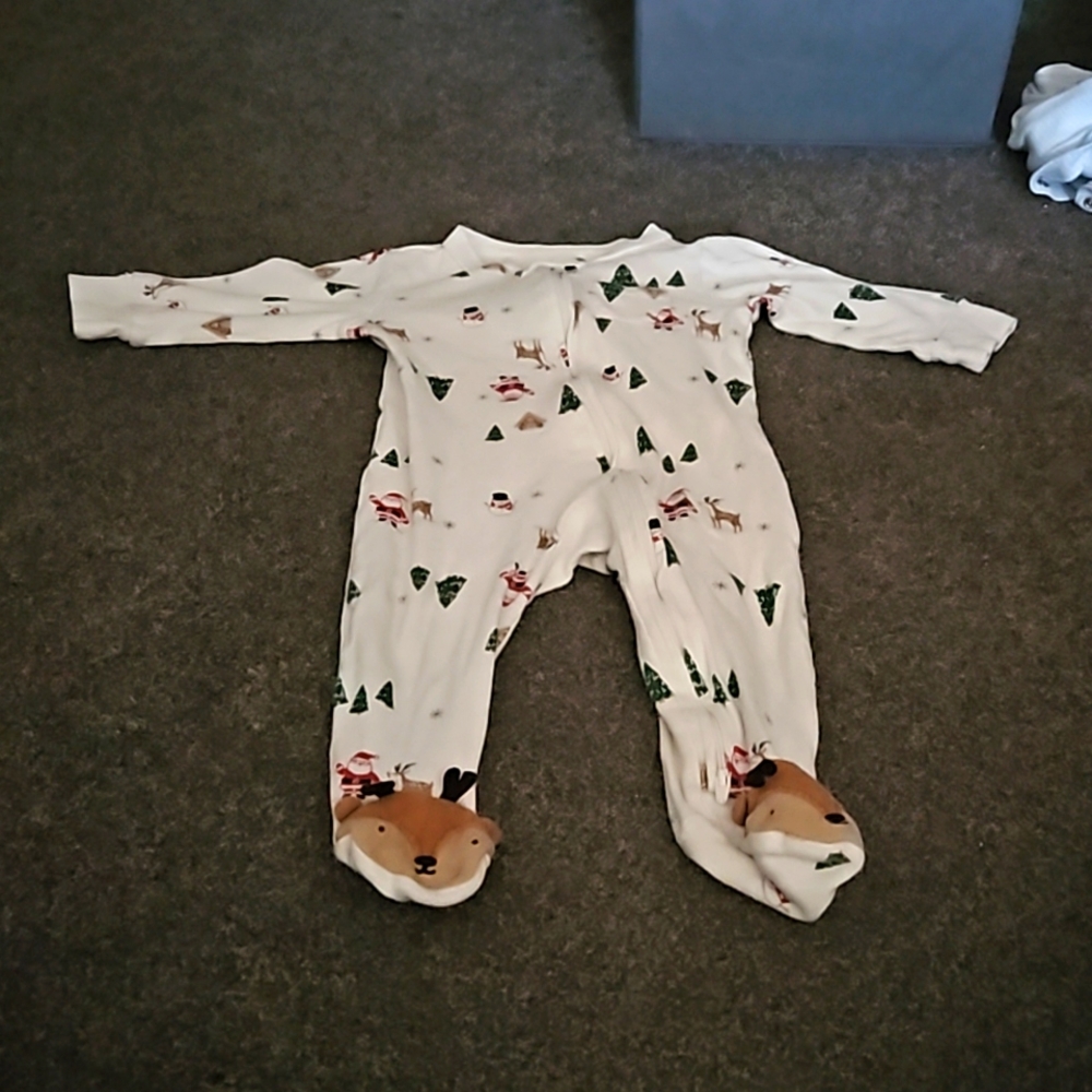 9 month 2 way zipper Christmas sleep and play.